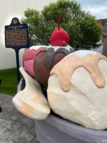 Banana Split Birthplace statue and historical marker.