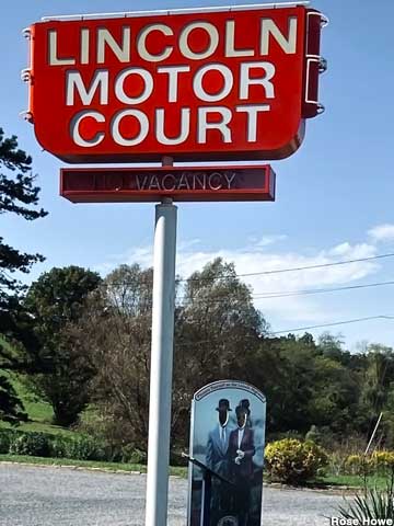 Lincoln Motor Court sign.