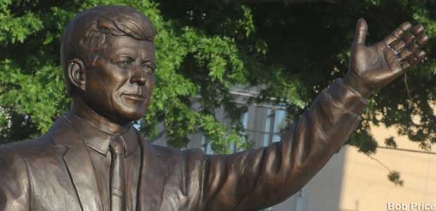 JFK Loves Pittston Statue.