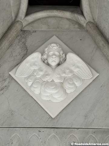 Nina's head keeps watch from the tomb's interior ceiling.