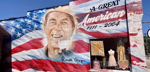 Reagan mural.