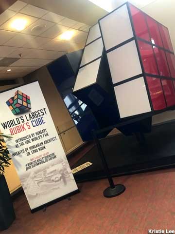 Knoxville Tn World S Largest Rubik S Cube - the biggest rubik's cube in the world