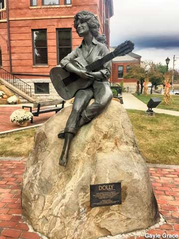 Dolly Parton statue.
