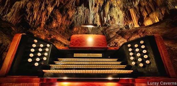 Console of the Great Stalacpipe Organ. Its 