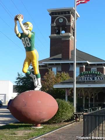 Green Bay Receiver statue.